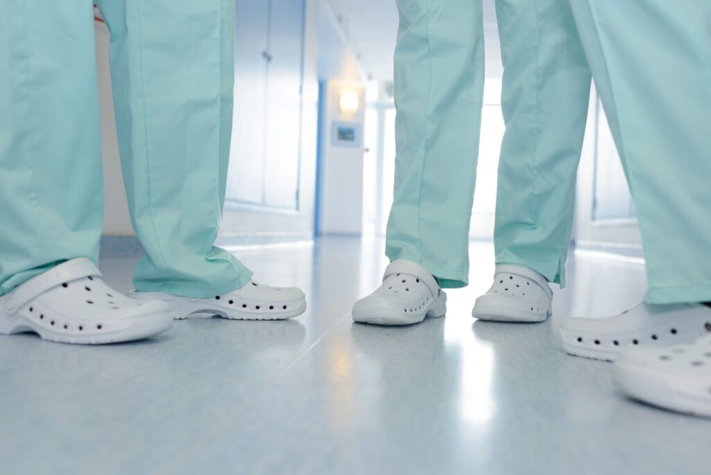 infermieri che indossano gli zoccoli sanitari in ospedale