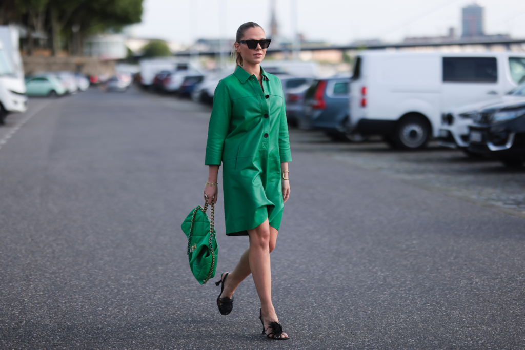 donna in vestito di pelle verde