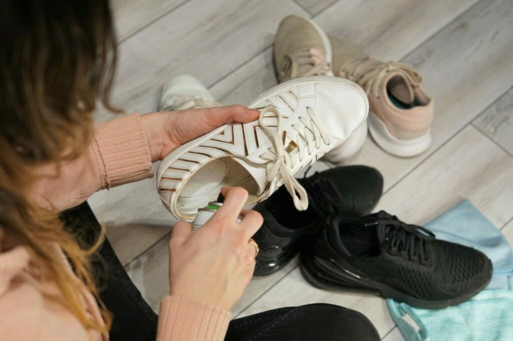Come pulire le scarpe? Spazzole, sapone e aceto: i metodi più consigliati –  Blog – Netwalk outlet calzature