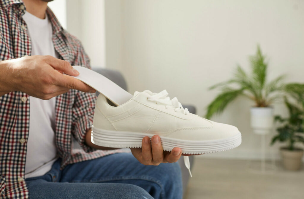 Come pulire l'interno delle scarpe ed eliminare il cattivo odore?