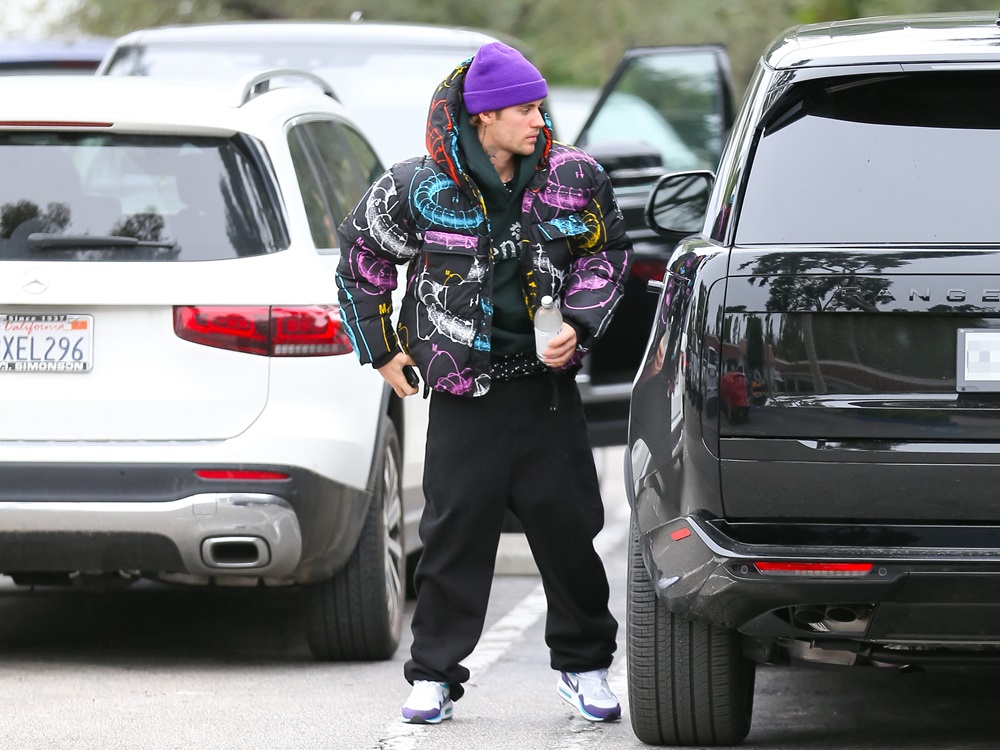 Justin Bieber con cappello viola
