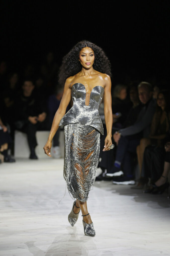Moda scarpe primavera estate 2024 – modella in abito e tacchi argento, Alexander McQueen