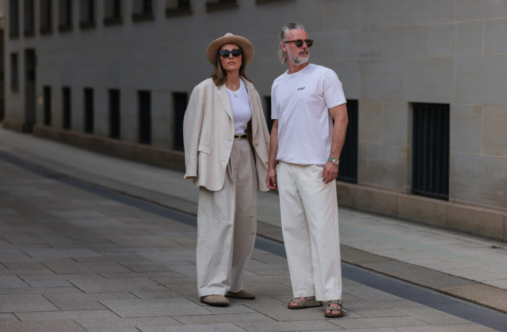 donna e uomo in outfit chiari con ciabatte birkenstock