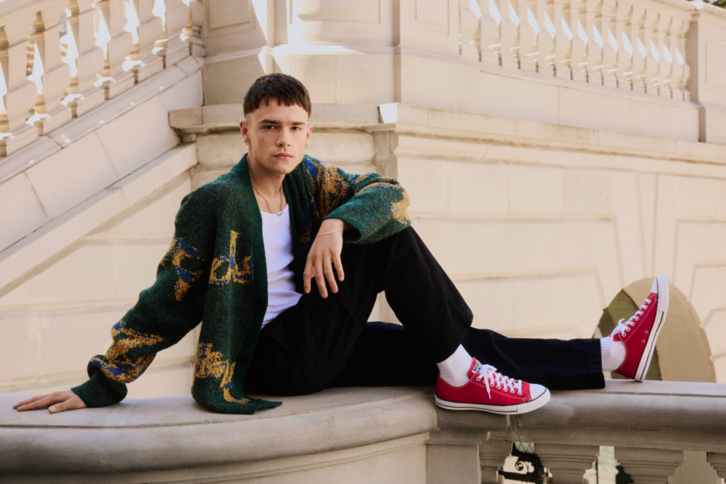 ragazzo vestito per la scuola con scarpe da ginnastica Converse