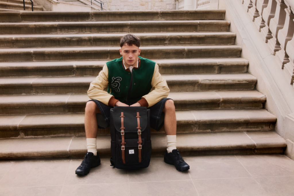 outfit da scuola per ragazzi con giacca da baseball